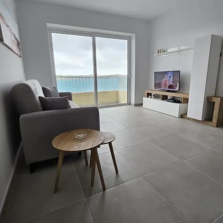 Peaceful Seafront 3br With Balcony By 360 Estates *