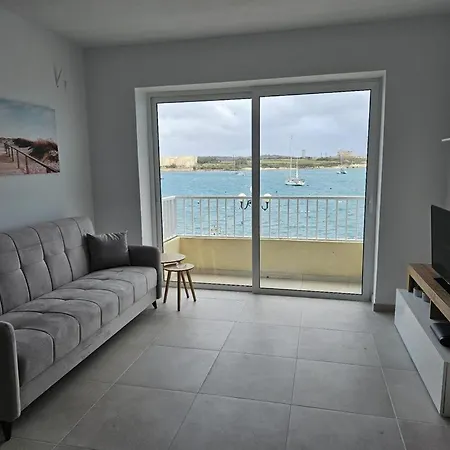 Peaceful Seafront 3br With Balcony By 360 Estates *
