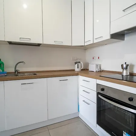 Peaceful Seafront 3br With Balcony By 360 Estates *