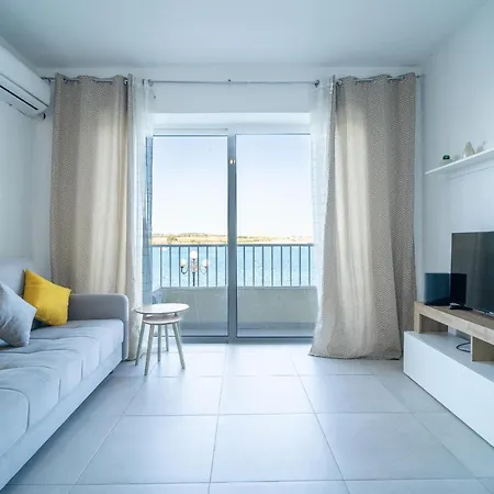 Peaceful Seafront 3br With Balcony By 360 Estates Apartman *