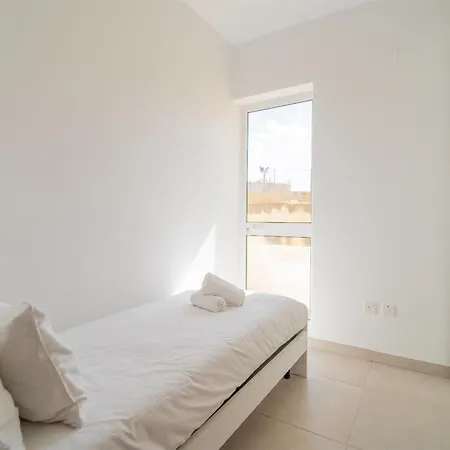 Peaceful Seafront 3br With Balcony By 360 Estates