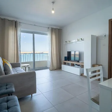 Peaceful Seafront 3br With Balcony By 360 Estates *